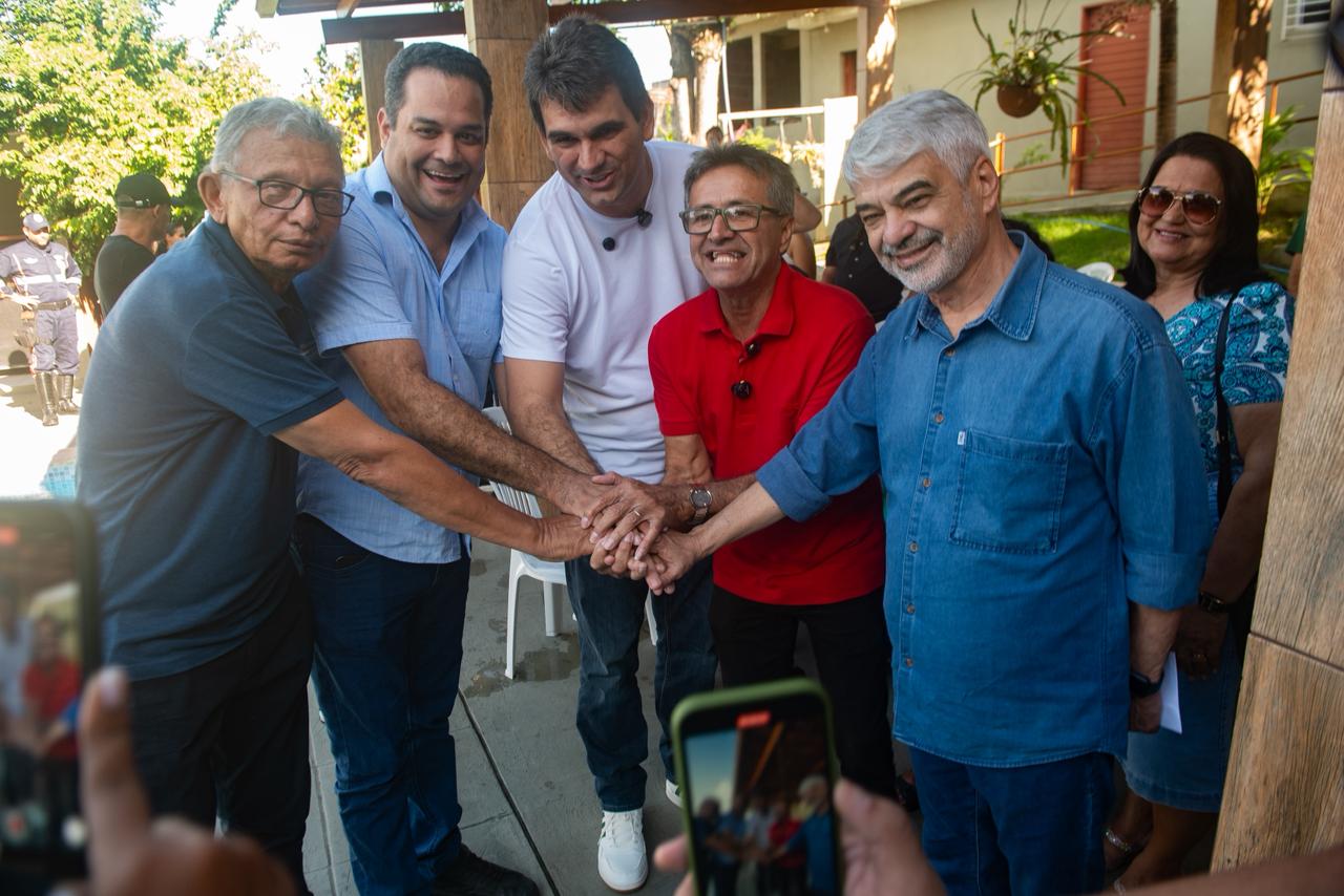 Humberto Costa entregou uma ambulância do Samu e anunciou R$ 1,1 milhão em recursos federais para Feira Nova