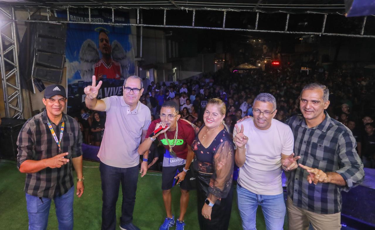 Mano e Andrea Medeiros participam de festa na Praça Leão do Norte, com atrações culturais e forte presença popular