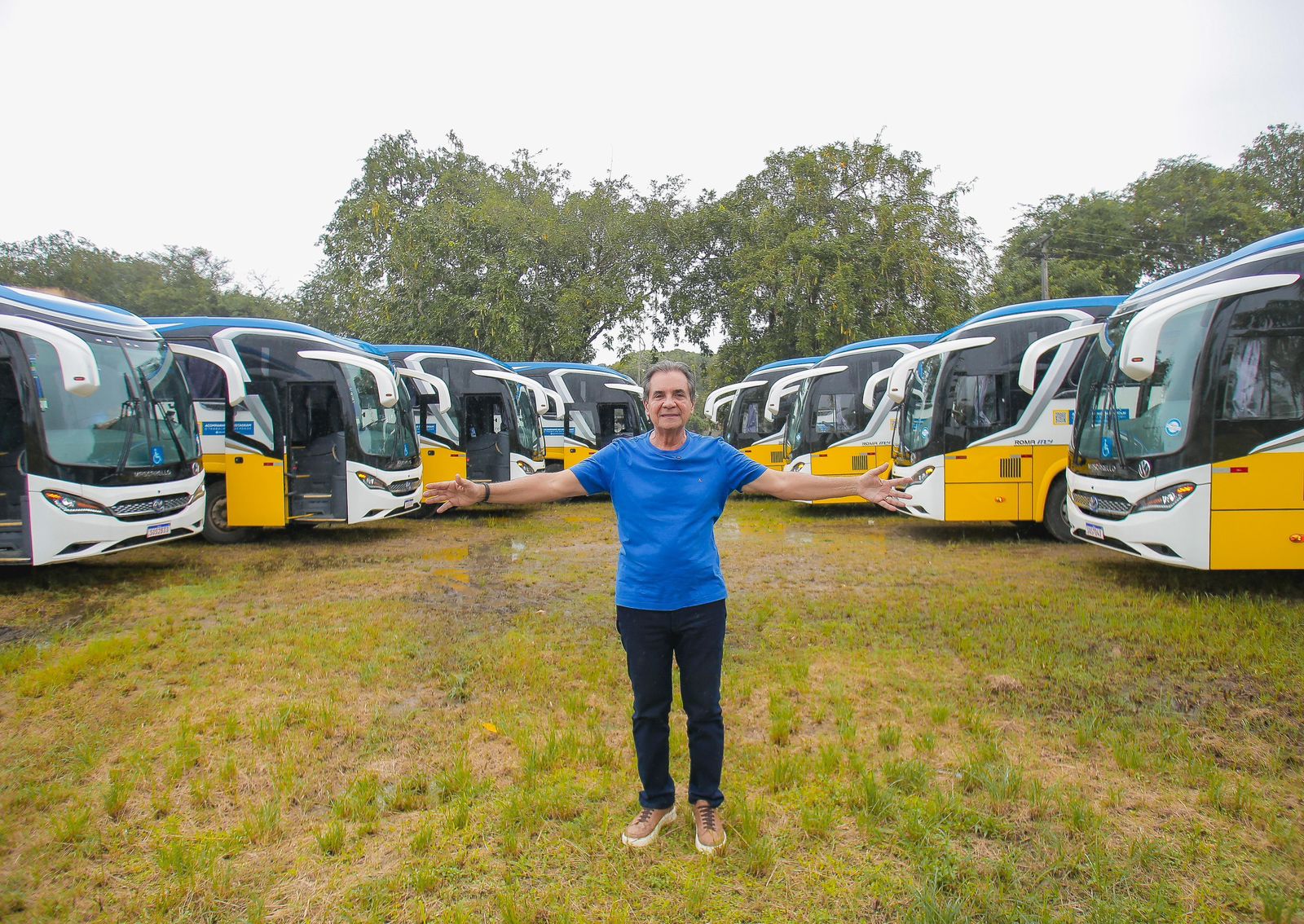 O prefeito de Ipojuca, Carlos Santana,, entregou oito ônibus ao município
