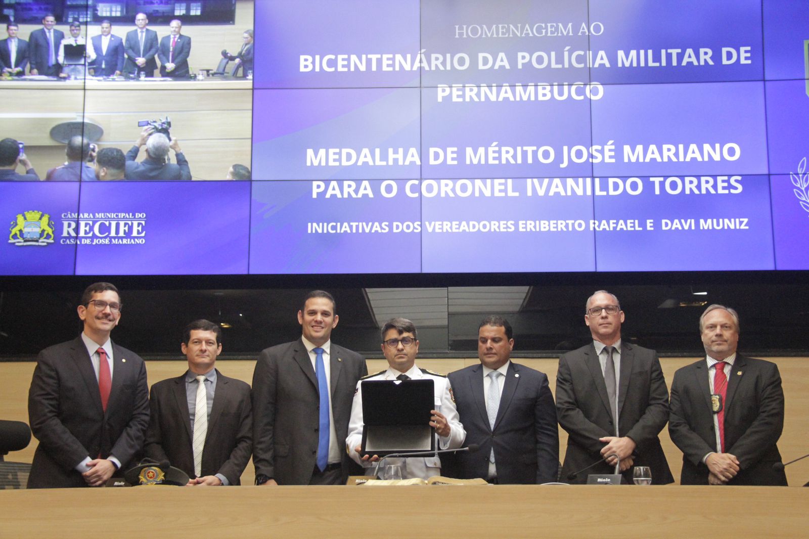 O vereador Eriberto Rafael entregou a homenagem ao comandante-geral da PMPE, Coronel Ivanildo Torres