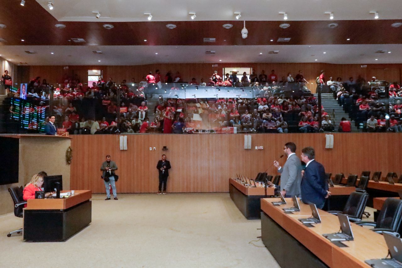 Os professores ocuparam as galerias da Alepe, mas, assim como as últimas sessões, não houve quórum para votação de matéria Foto Roberto Soares Alepe