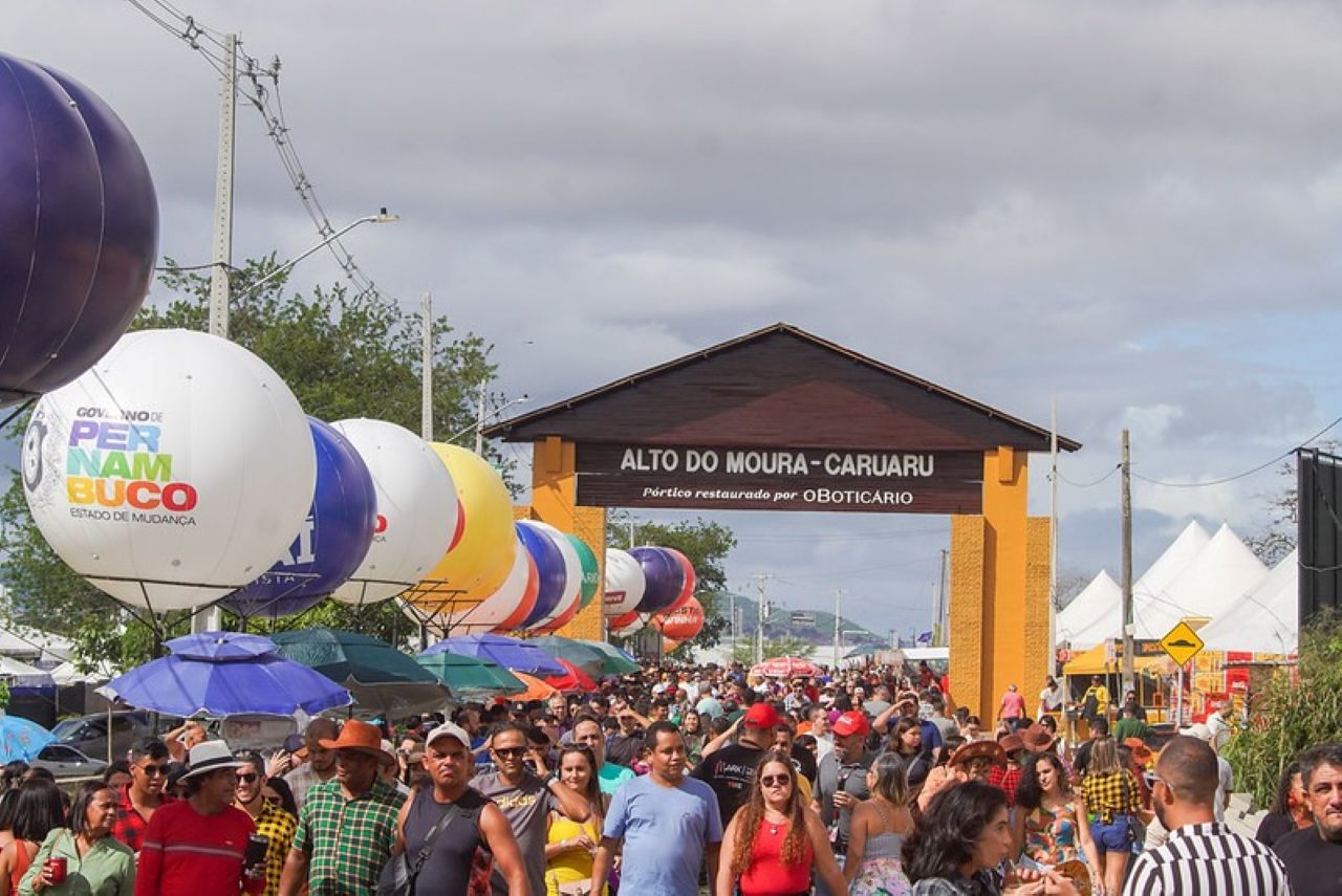 Programação do Polo Alto do Moura começa neste sábado em Caruaru. Santanna, Capim com Mel e Cavalo de Pau são destaques.