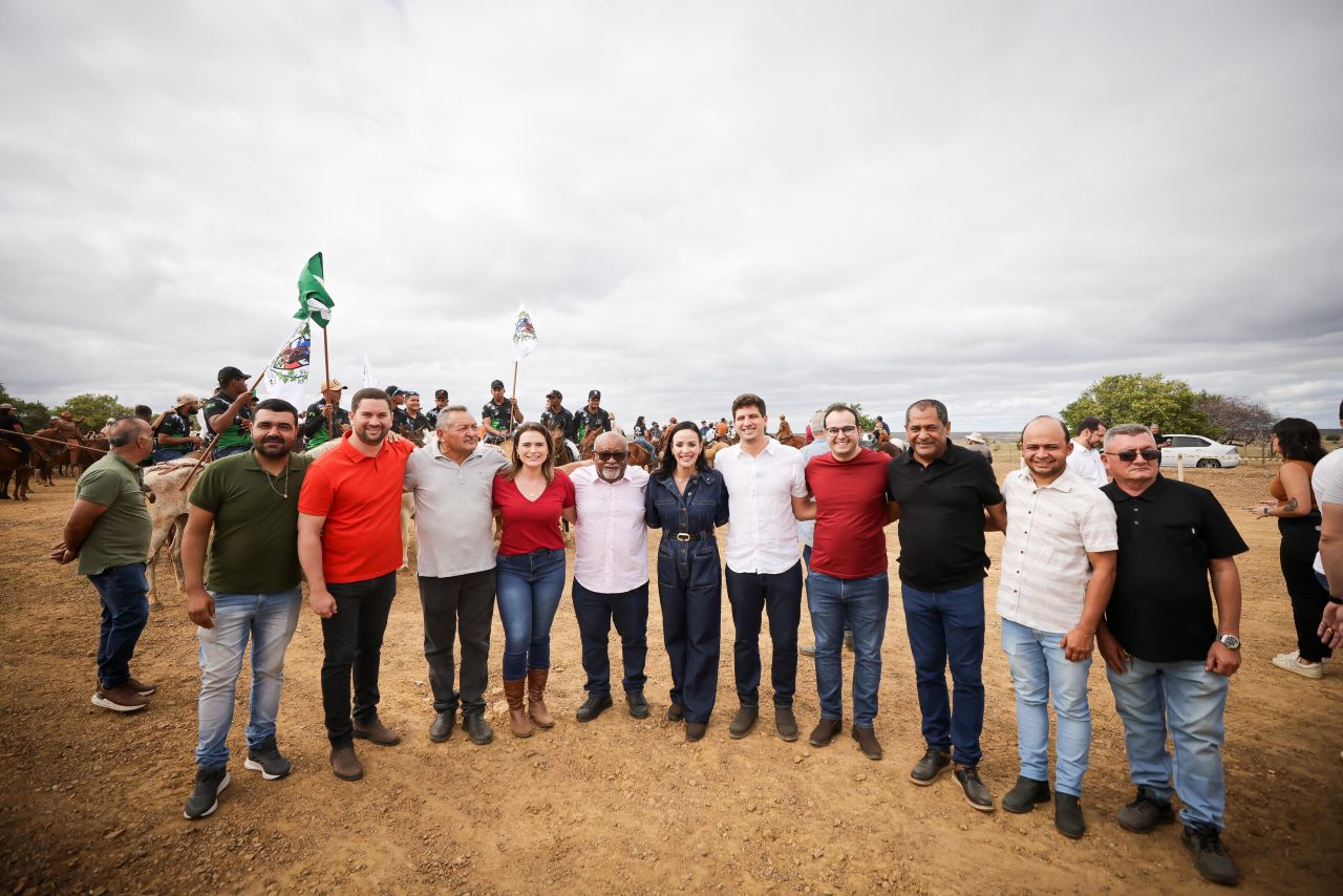 Cotado para disputar o Governo em 2026, João Campos encerrou giro pelo interior na missa, que reúne vaqueiros e fiéis há 55ª anos