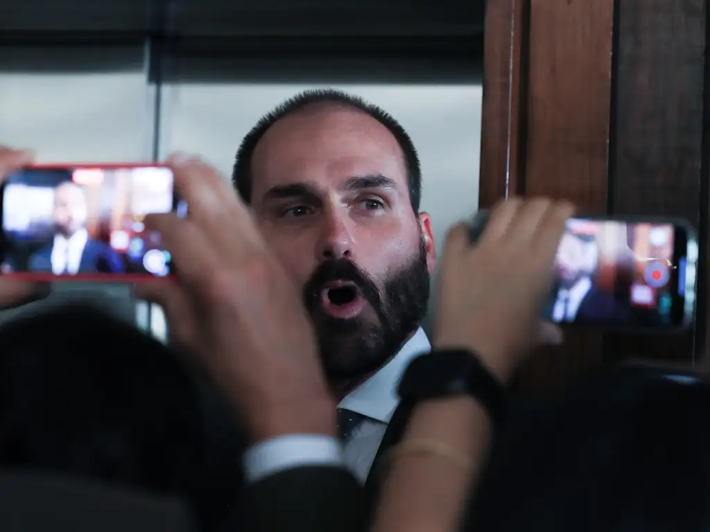 Licença de Eduardo Bolsonaro, que está nos Estados Unidos, termina neste domingo (20). Ele afirma que não vai renunciar ao cargo