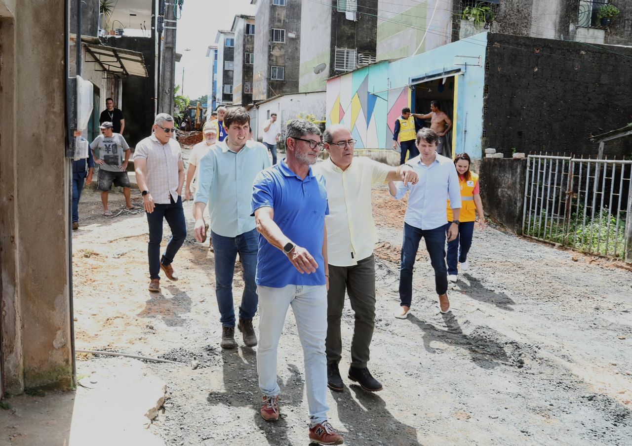 Mano Medeiros e secretariado fazem vistoria em Marcos Freire, visitam escolas, unidade de saúde e obras para ouvir moradores