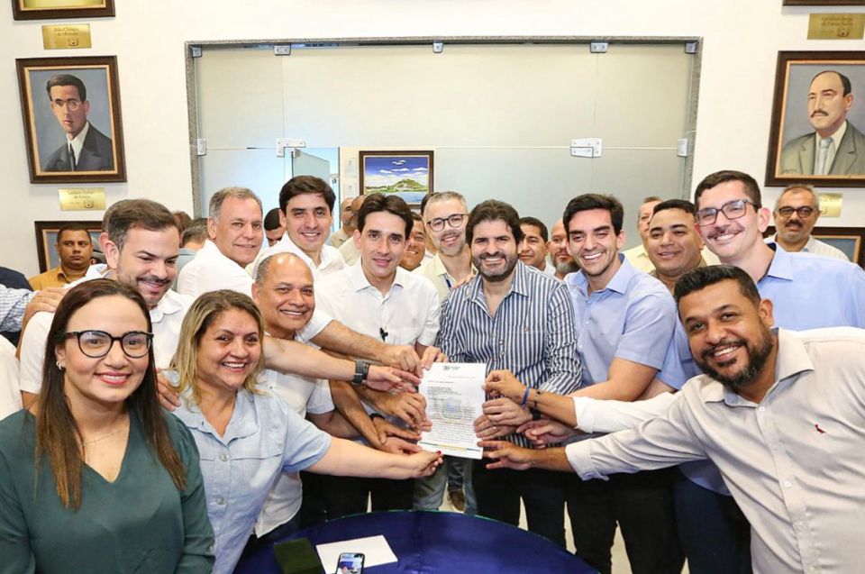 Ministro Silvio Costa Filho assina ordem de serviço para pavimentação de mais de 70 ruas em São Lourenço da Mata, com investimento superior a R$ 11 milhões
