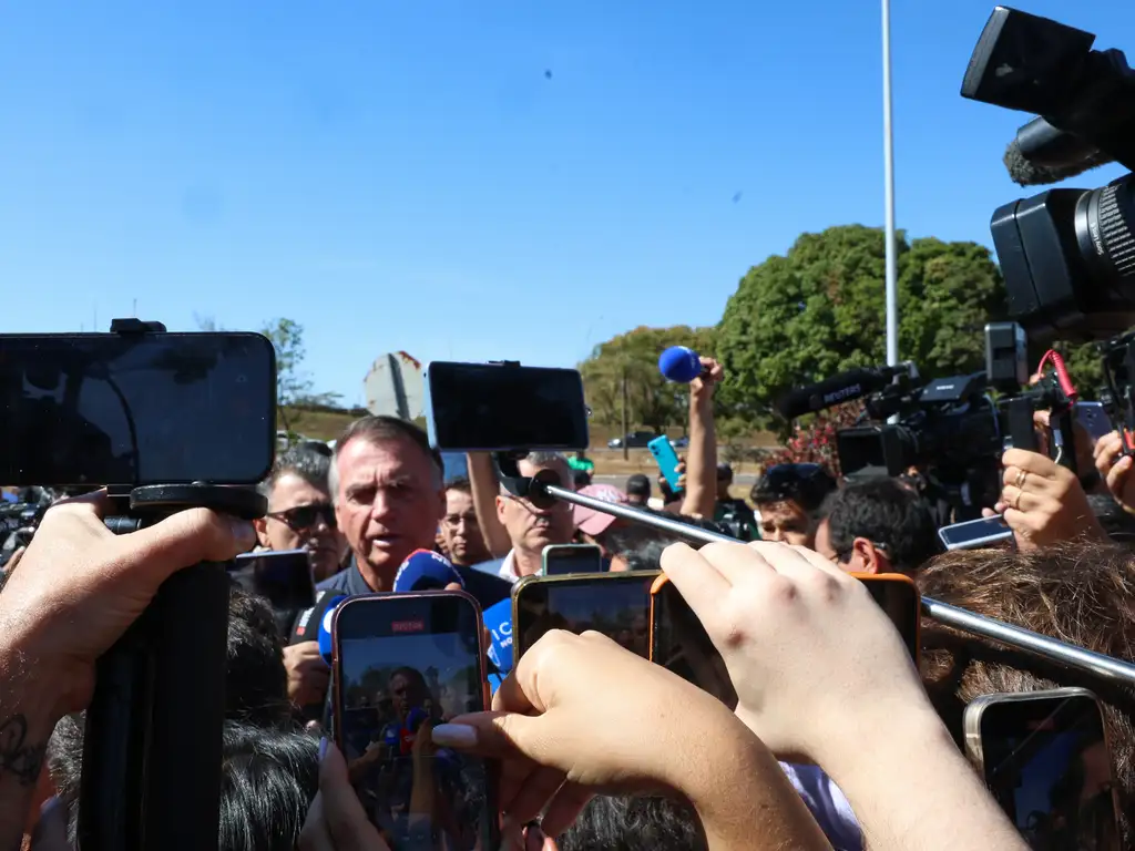 O ex-presidente Jair Bolsonaro fala à imprensa após colocar tornozeleira na Secretaria de Administração Penitenciária do Distrito Federal. Foto: Antônio Cruz/Agência Brasil
