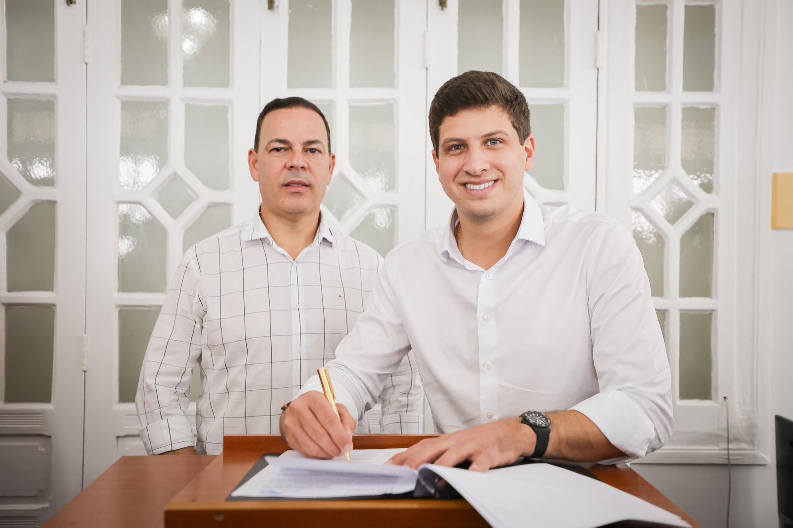 Os prefeitos do Recife, João Campos, e de Garanhuns, Sivaldo Albino, assinaram o acordo de cooperação