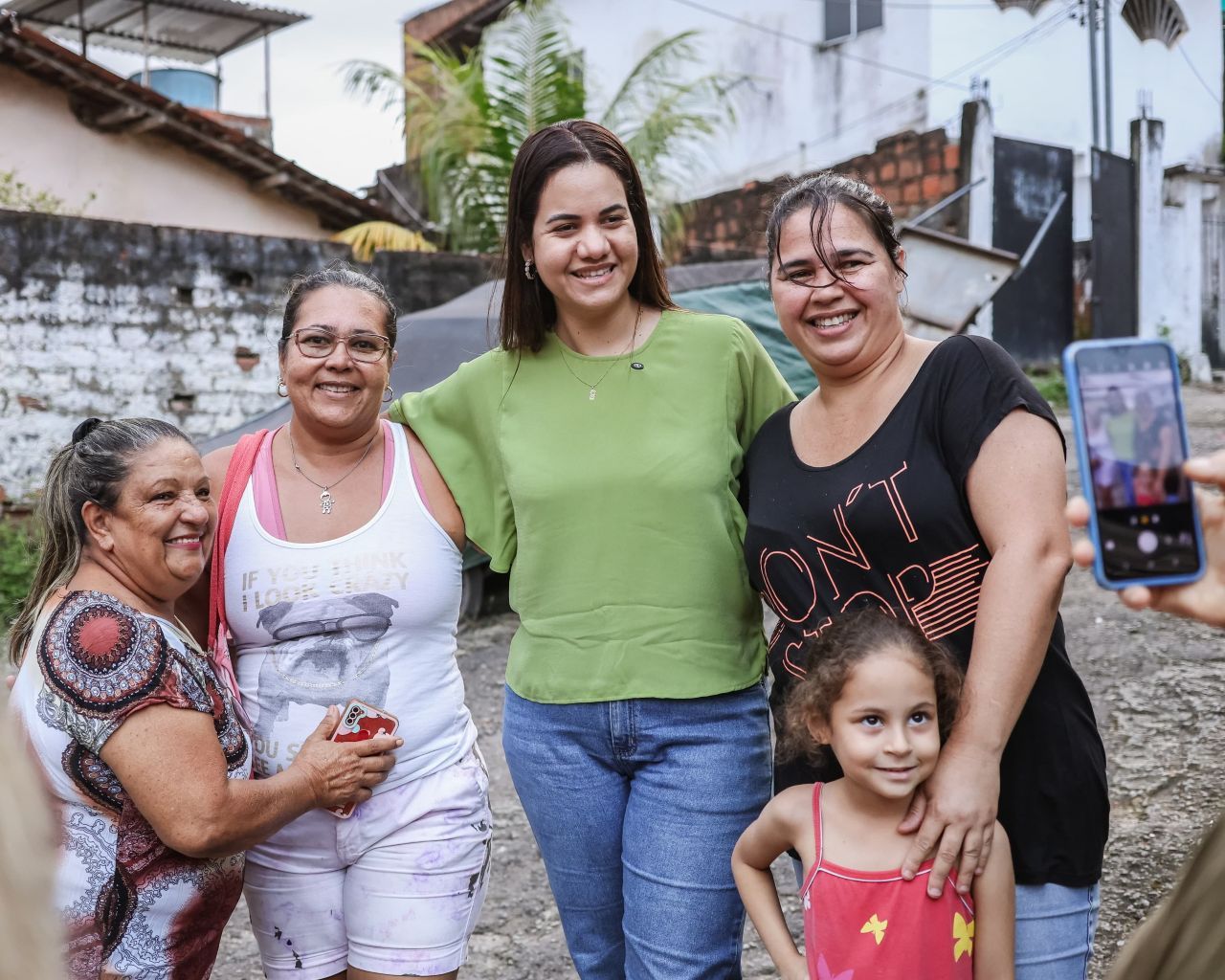 Prefeita de Olinda, Mirella Almeida, vistoria local que terá recapeamento feito pela Cehab em parceria com o Governo de Pernambuco