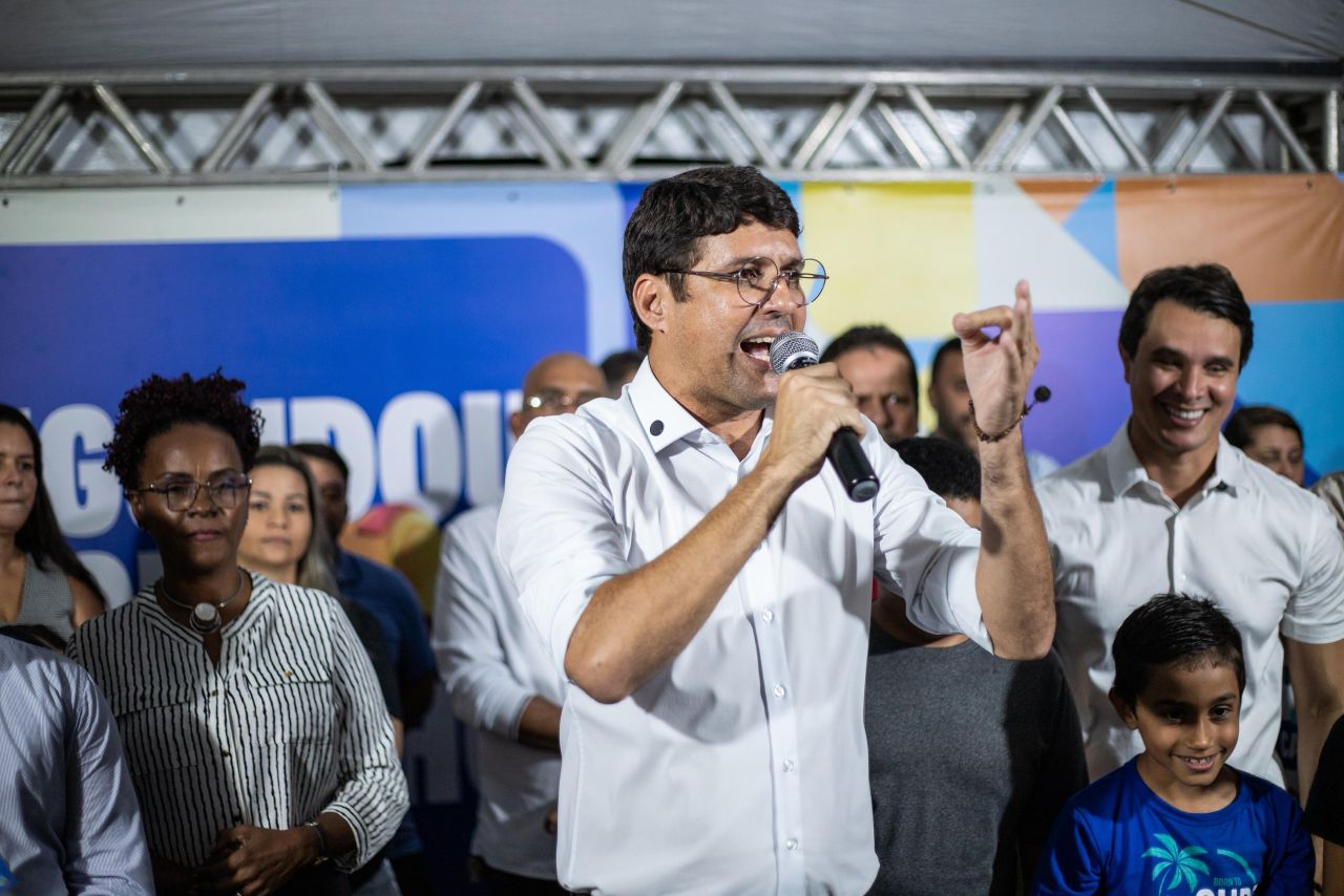 Prefeito Diego Cabral entrega obra de R$ 1 milhão, que beneficiou moradores do Bairro Novo do Carmelo; outras 26 vias de Camaragibe estão em execução