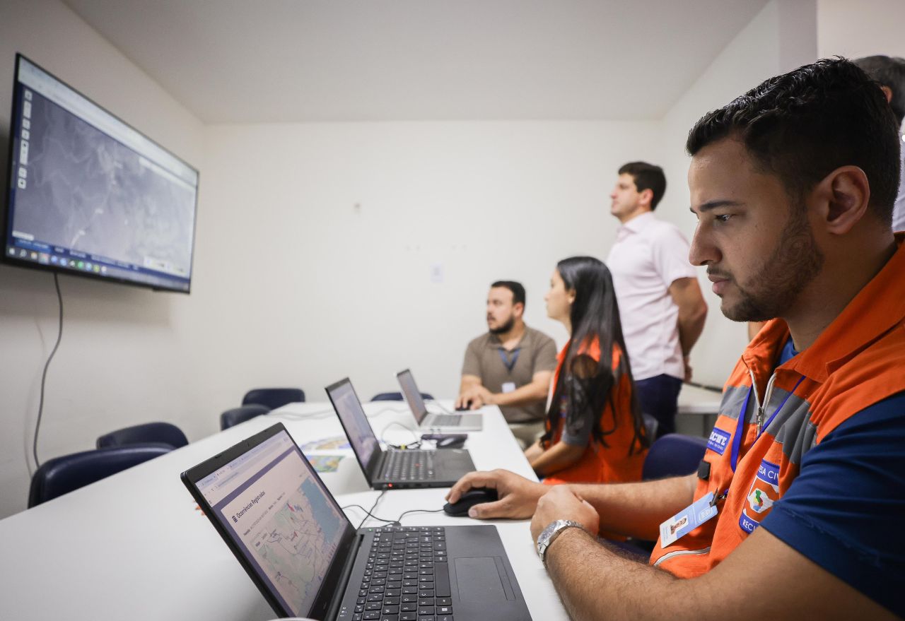Prefeito do Recife, João Campos, acompanhou os trabalhos da Defesa Civil