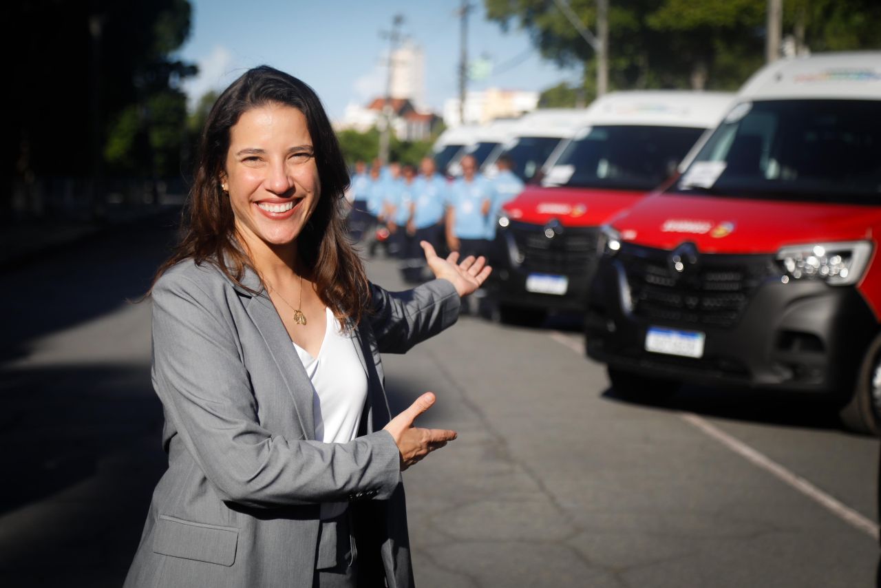 Raquel Lyra entrega nove novas vans adaptadas e cumpre meta do Pernambuco Acessível, lançado com mais de R$ 400 milhões para inclusão