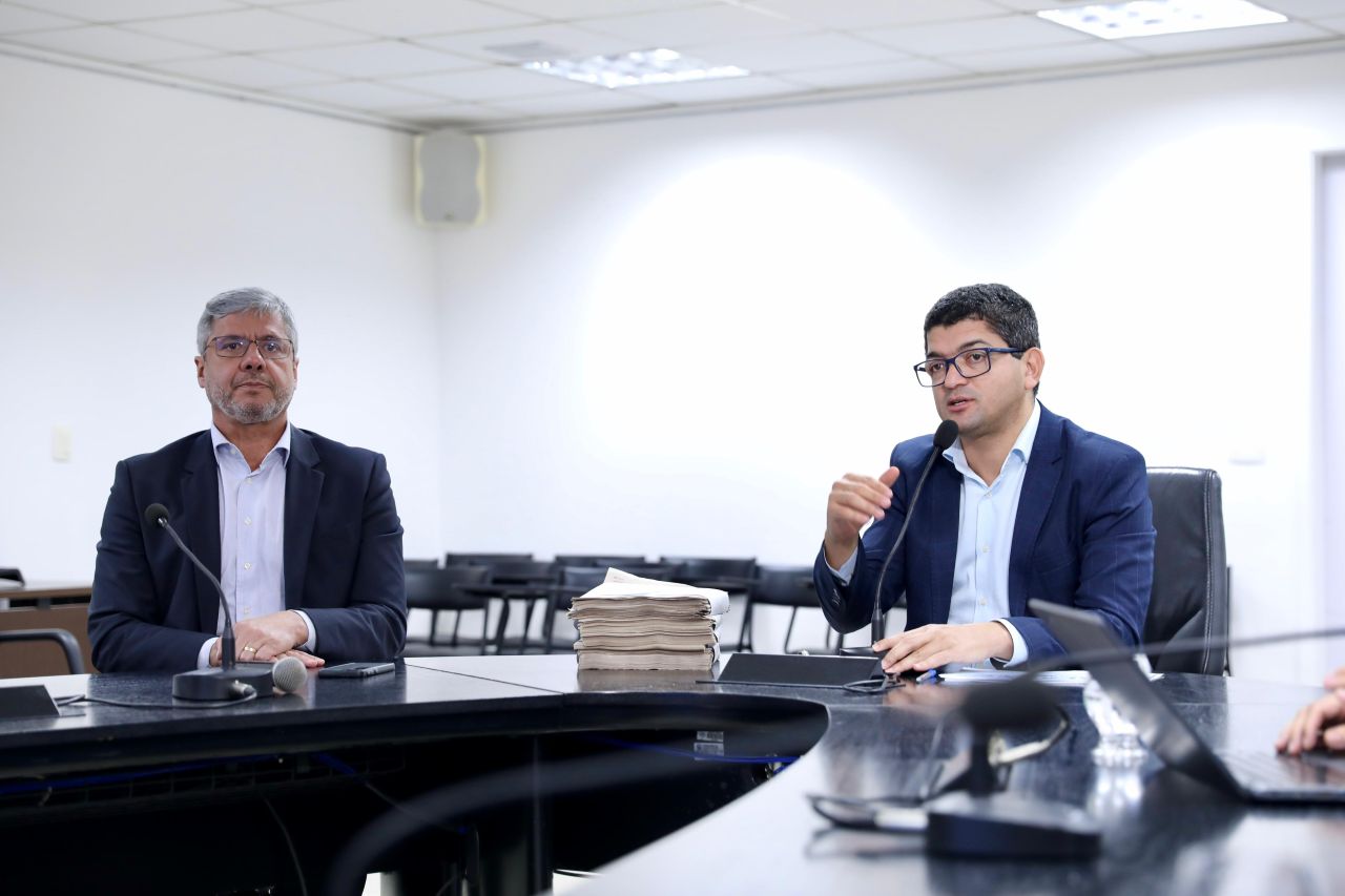 Secretário de Planejamento, Fabrício Marques (D) afirma que grupo de trabalho foi criado para simplificar os processos de execução das emendas Foto Ed Machado Seplag