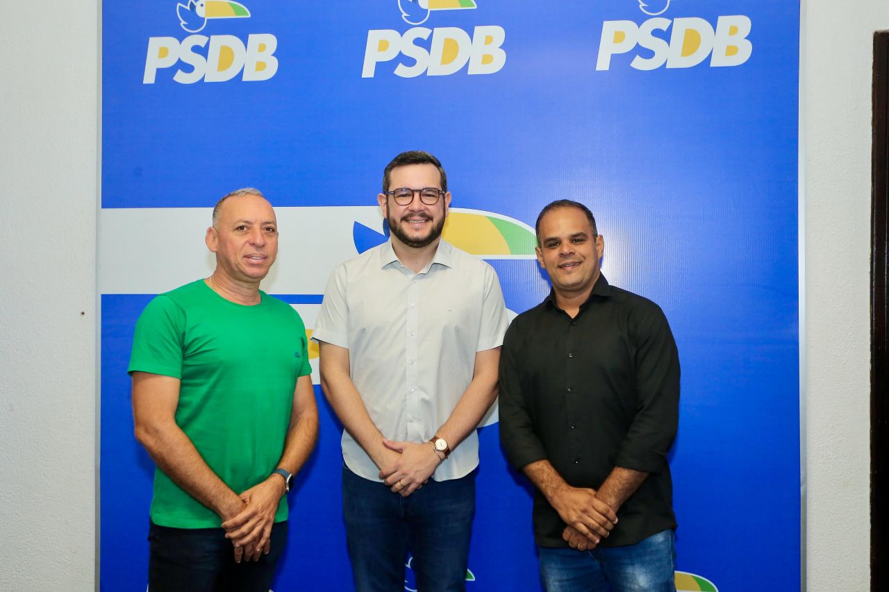 Vice-prefeito de Buenos Aires, Léo, deixa o PSD, se filia ao PSDB e reforça apoio a Gabriel Porto, ampliando a presença tucana na Mata Norte