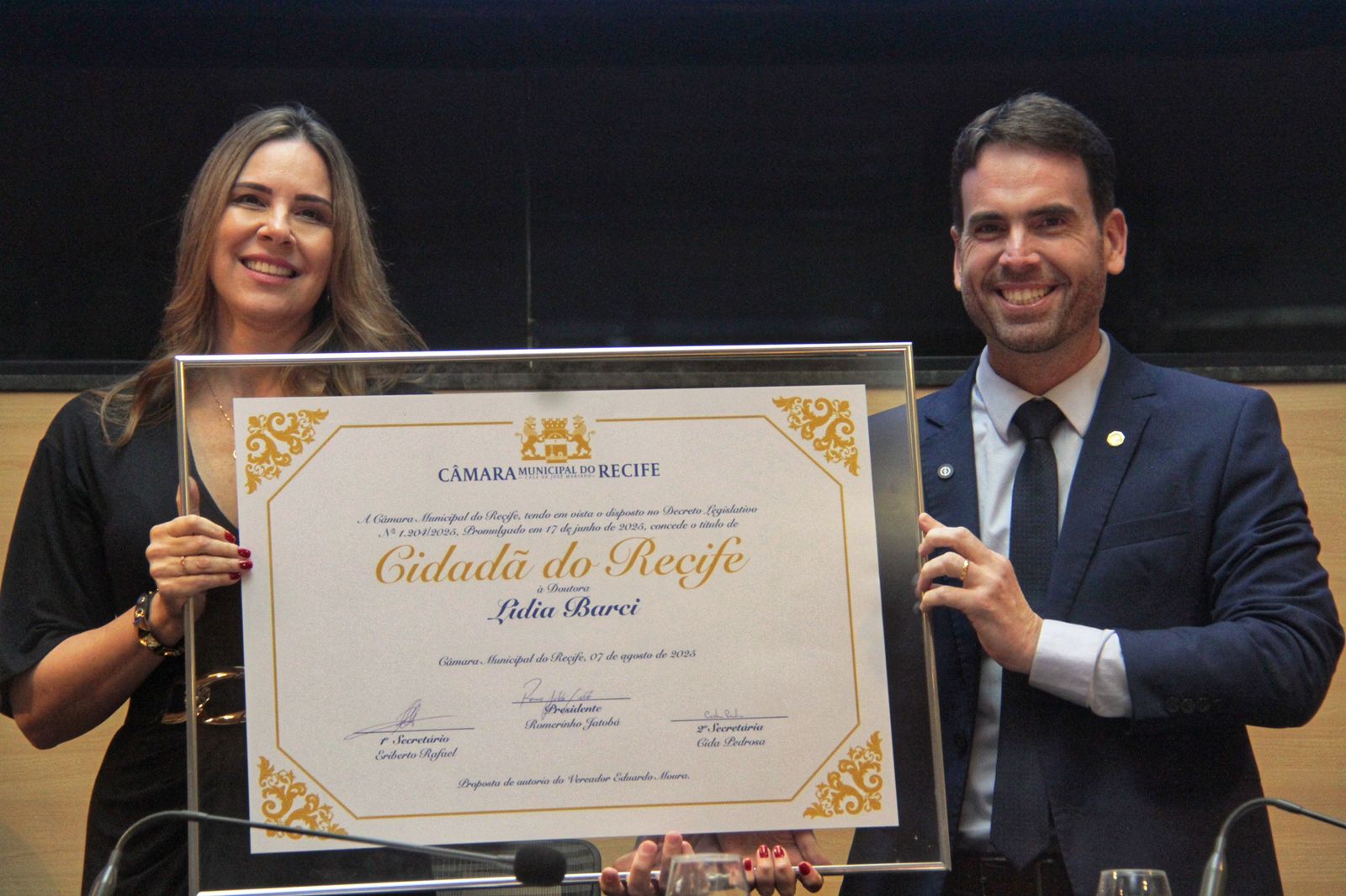 A delegada Lídia Barci recebeu, o título de Cidadã do Recife, concedido pela Câmara Municipal por iniciativa do vereador Eduardo Moura