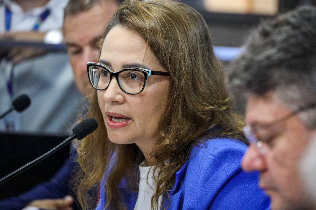 A deputada Débora Almeida reconquistou a liderança do PSDB na Alepe. Decisão impacta a CPI
