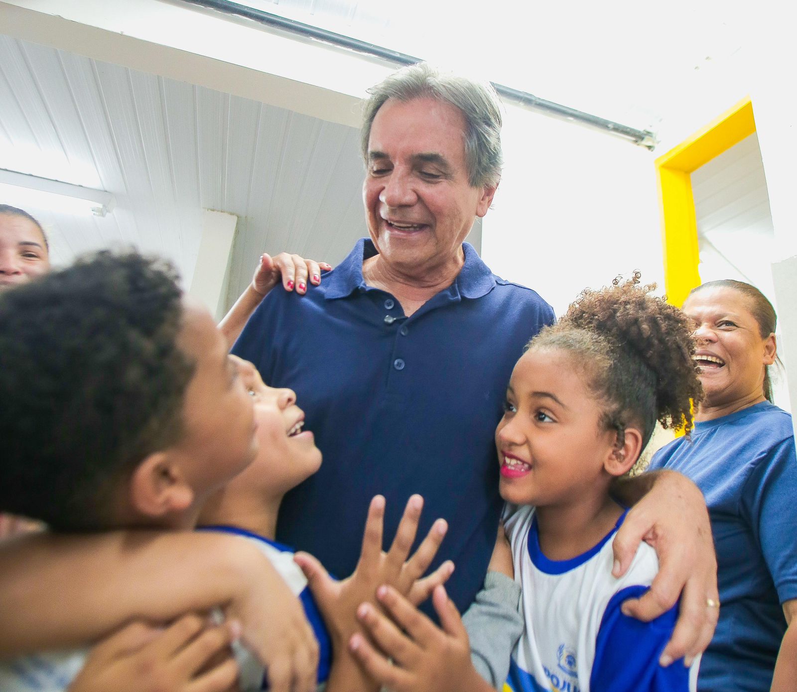 Carlos Santana lança projeto “Olhar para o Futuro” para atender mais de 11 mil alunos com exames de visão, consultas e óculos gratuitos