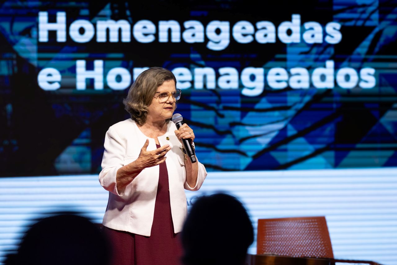 Com o Mérito da Educação Comunitária, Abruc reconhece atuação da senadora Teresa Leitão em defesa de políticas públicas para o ensino superior