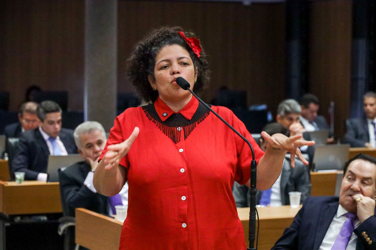 Deputada Dani Portela rebate Manoel Medeiros, nega irregularidades em seu gabinete e acusa assessor de atuar em gabinete do ódio