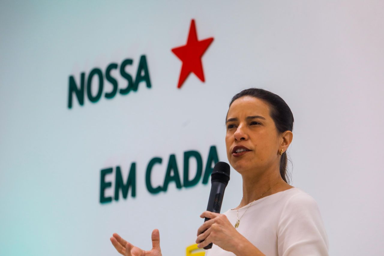 Durante a visita à fábrica de Heineken a governadora Raquel Lyra destacou a melhora no ambiente de negócios em pernambuco Foto Miva Filho Secom