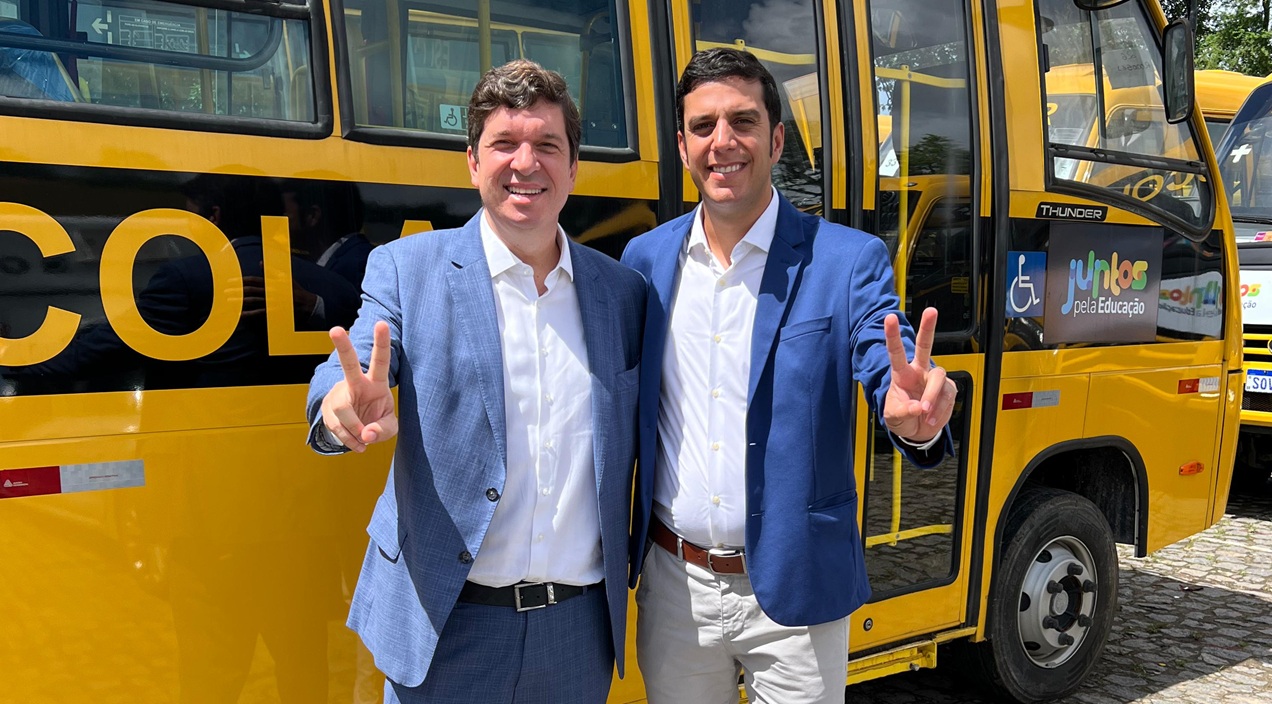 O deputado Joãozinho Tenório e o prefeito Duiguinha etregaram dois novos ônibus