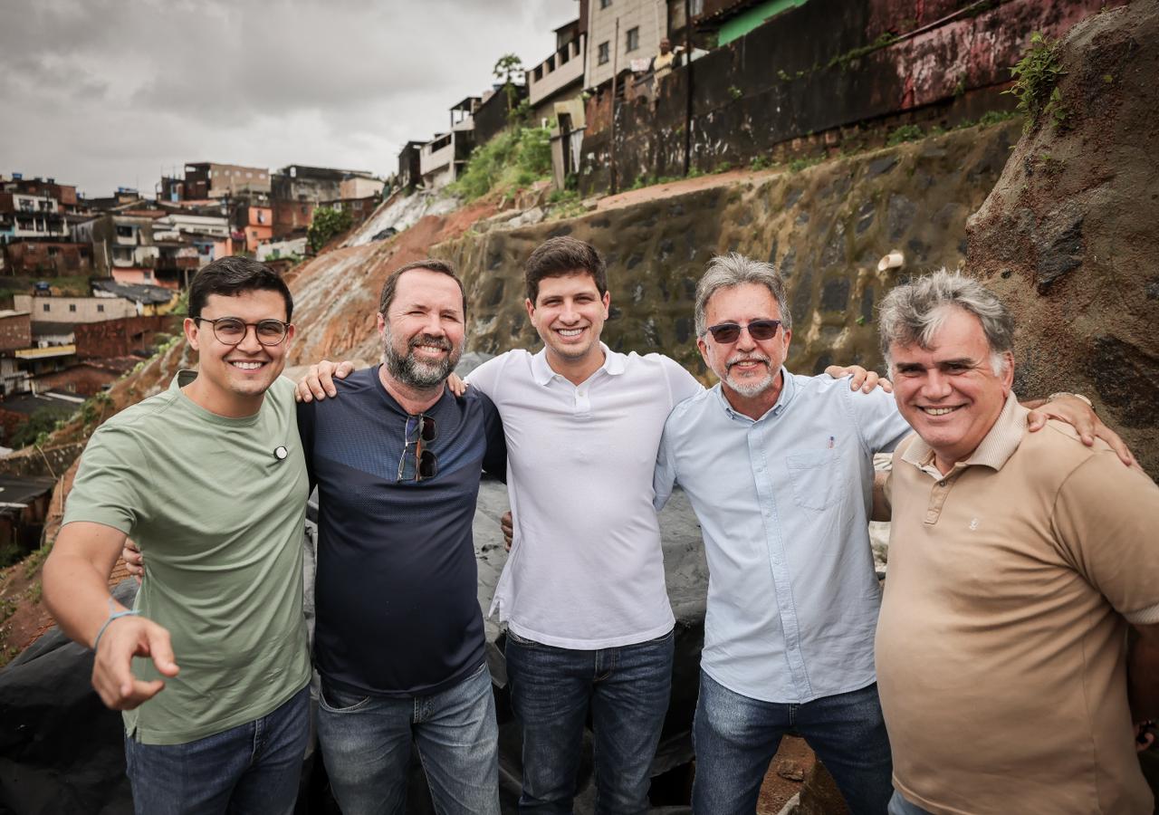 O prefeito do Recife, João Campos, e o vice Victor Marques visitaram a barreira Água Fria