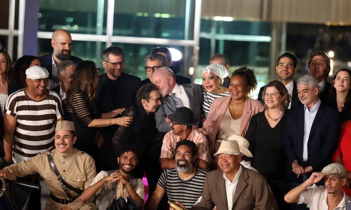 O presidente Lula recebeu o elenco de O Agente Secreto