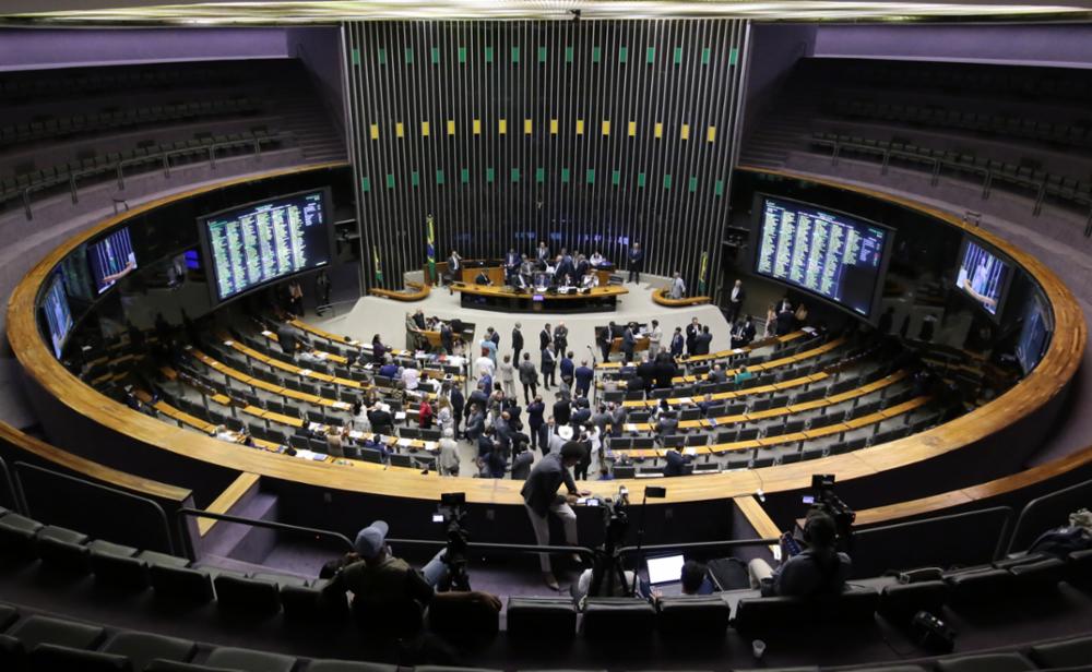 A Câmara aprovou a PEC da Blindagem por 353 votos, dos quais 19 pernambucanos, a 134. A proposta restringe denúncias contra parlamentares