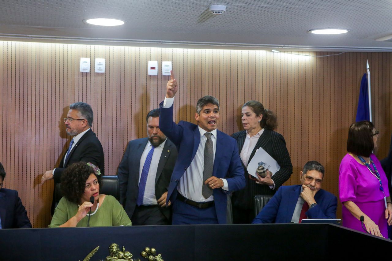 A instralção da CPI da Publicidade na Alepe foi marcada por tumulto entre governbistas e oposicionistasIns