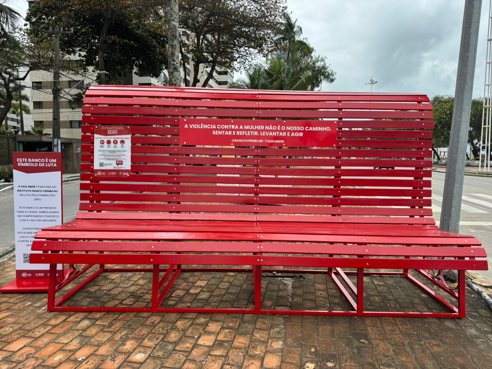 Alepe instala banco vermelho gigante em frente à sede, reforçando mobilização contra feminicídio e conscientização social
