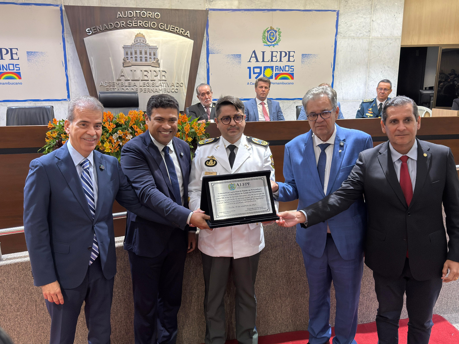 Alepe realiza sessão solene em homenagem aos 200 anos da PMPE, com destaque para investimentos de R$ 35 milhões e a entrega da Medalha