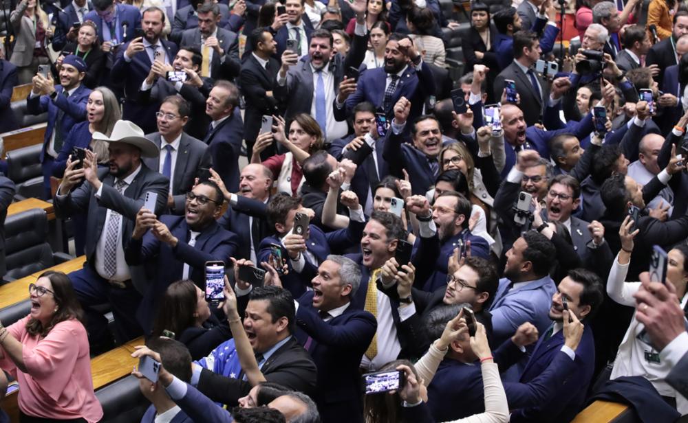 Bolsonaristas celebram a aprovação da urgência para a tramitação da anistia. Bancada pernambucana se dividiu na votação Foto Bruno Spada Agência Câmara