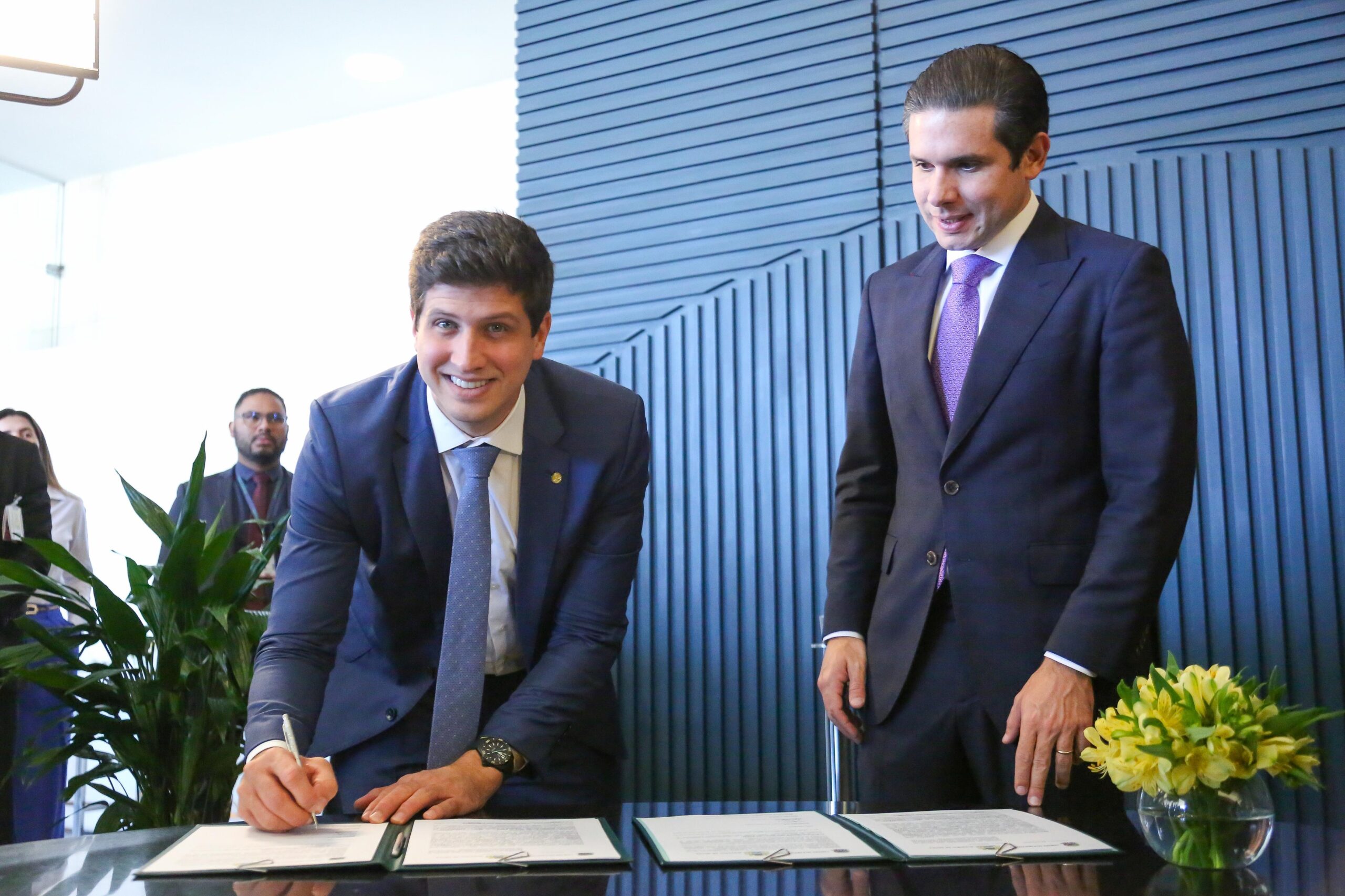 Câmara dos Deputados assina acordo com a Prefeitura do Recife para modernizar serviços digitais, inspirando-se no Conecta Recife