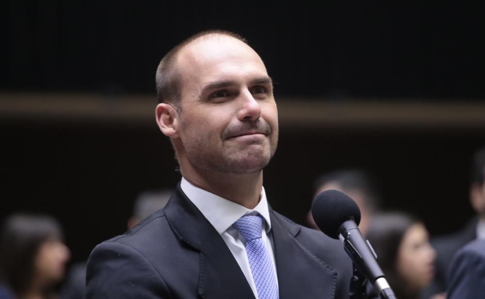 Câmara rejeita indicação de Eduardo Bolsonaro como líder do PL por ausência prolongada nos EUA. Carlos Veras defende cassação do mandato