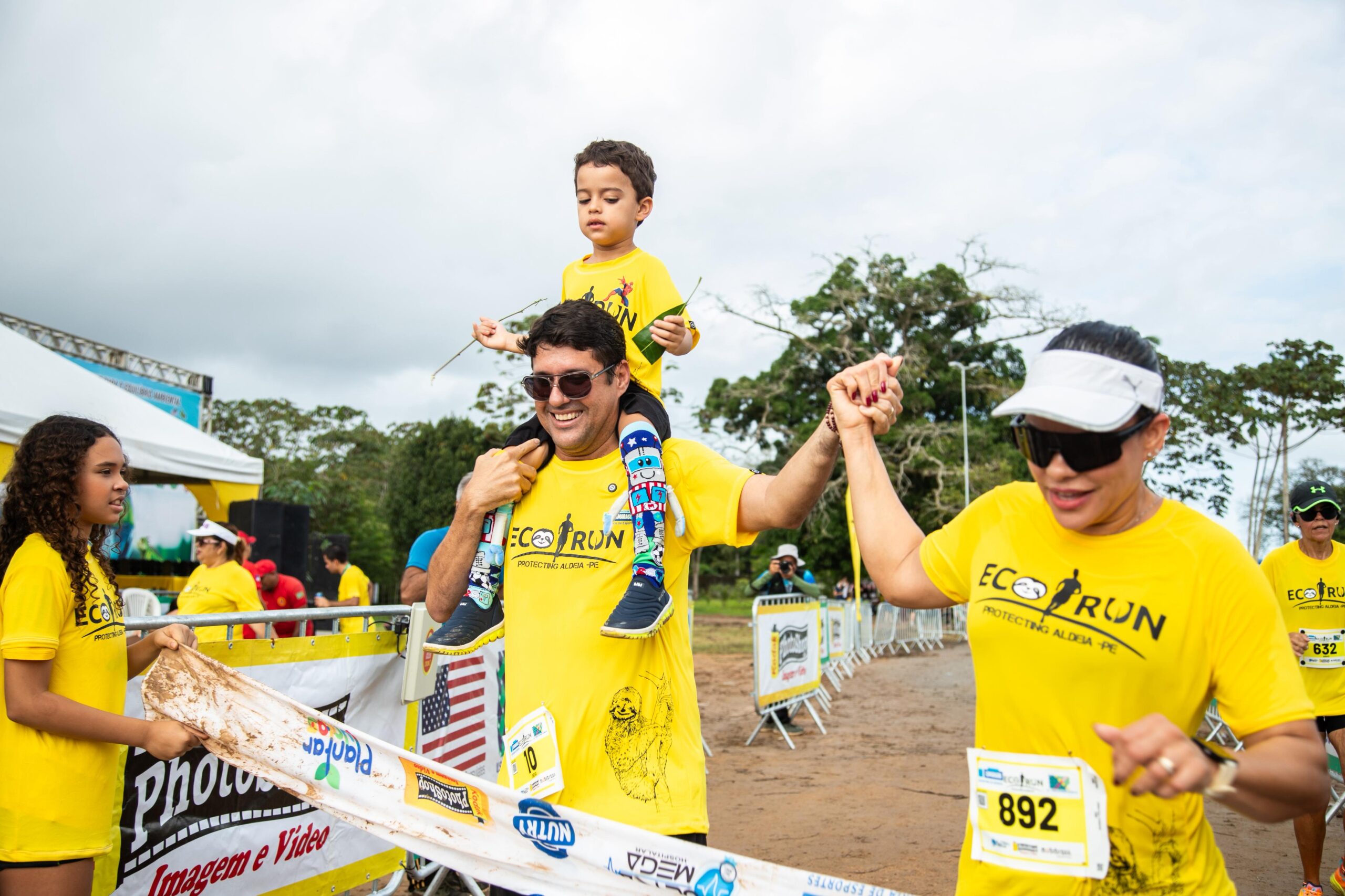 Corrida EcoRun em Camaragibe reuniu mais de mil atletas, entre eles o prefeito iego Cabral, e promoveu plantio de 300 mudas de árvores nativas