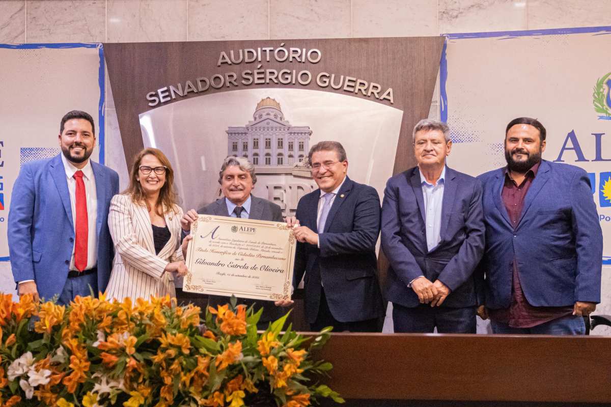 Deputada Débora Almeida propôs a homenagem a Gilvandro Estrela, natural da Paraíba, que recebeu a distinção nesta segunda-feira (15)
