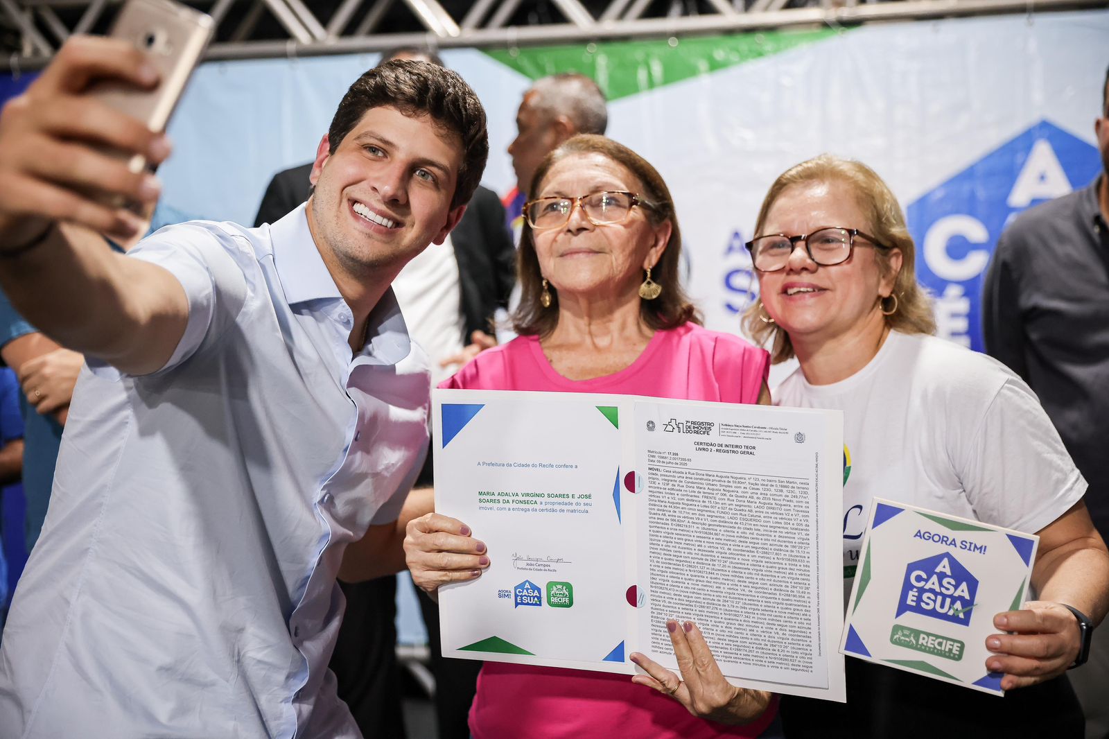 João Campos entrega regularização de 711 lotes da ZEIS Novo Prado e entrega 480 títulos de propriedade, dentro do Programa A Casa É Sua