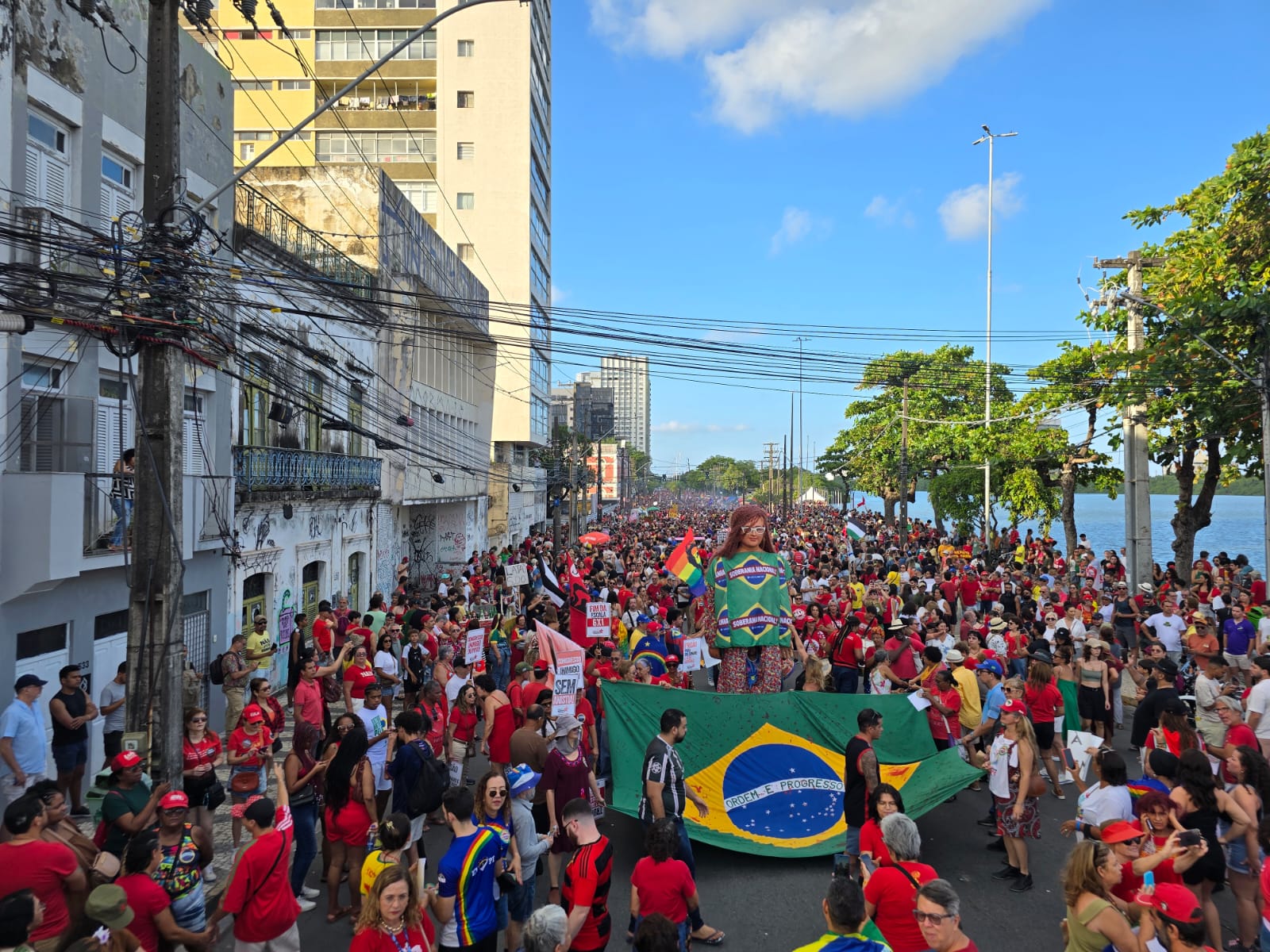 Manifestação no Recife levou milhares à Rua da Aurora contra a PEC da Blindagem e a anistia aos envolvidos nos atos de 8 de janeiro de 2023