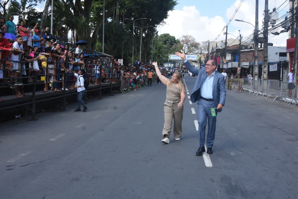 Mano e Andrea Medeiros participaram do desfile cívico-militar em Jaboatão, que reuniu 1,8 mil estudantes, forças armadas e projetos sociais