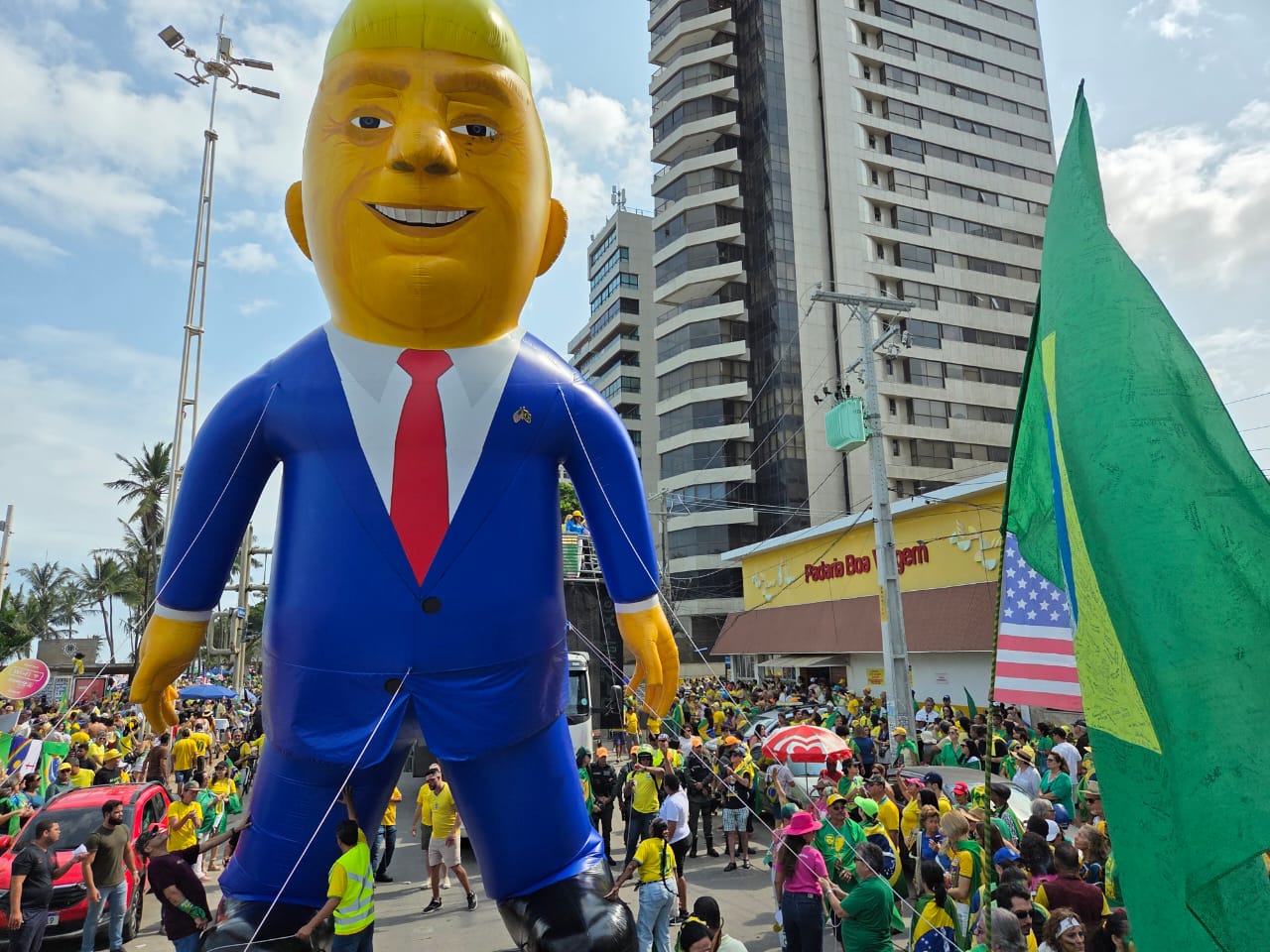 No Dia da Pátria, bolsonaristas exaltaram bandeiras estrangeiras e símbolos de Donald Trump, que dividiu espaço com o verde e amarelo