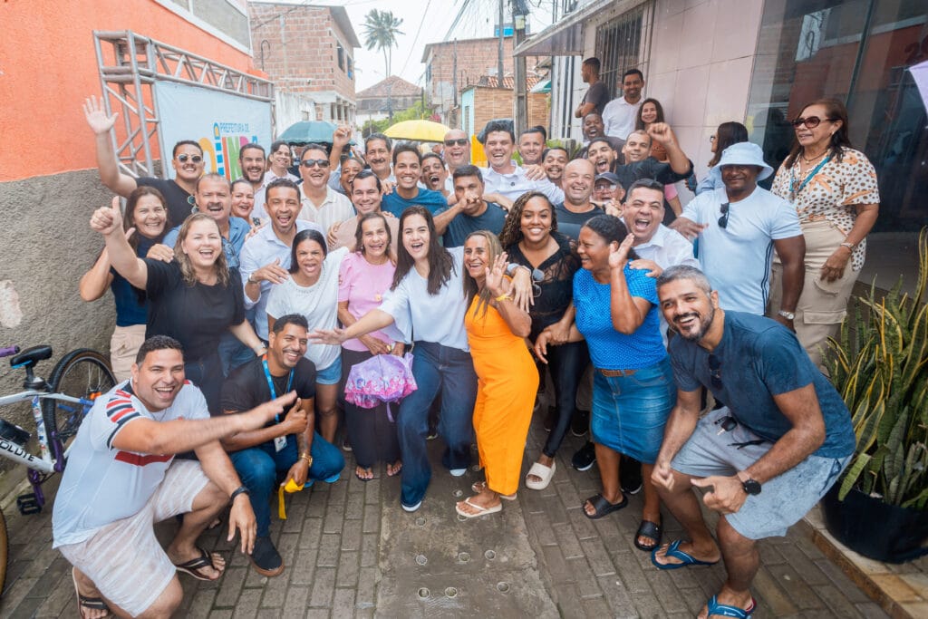 Olinda empossa 72 professores, ultrapassa 900 docentes na rede municipal e entrega rua pavimentada no bairro Amaro Branco