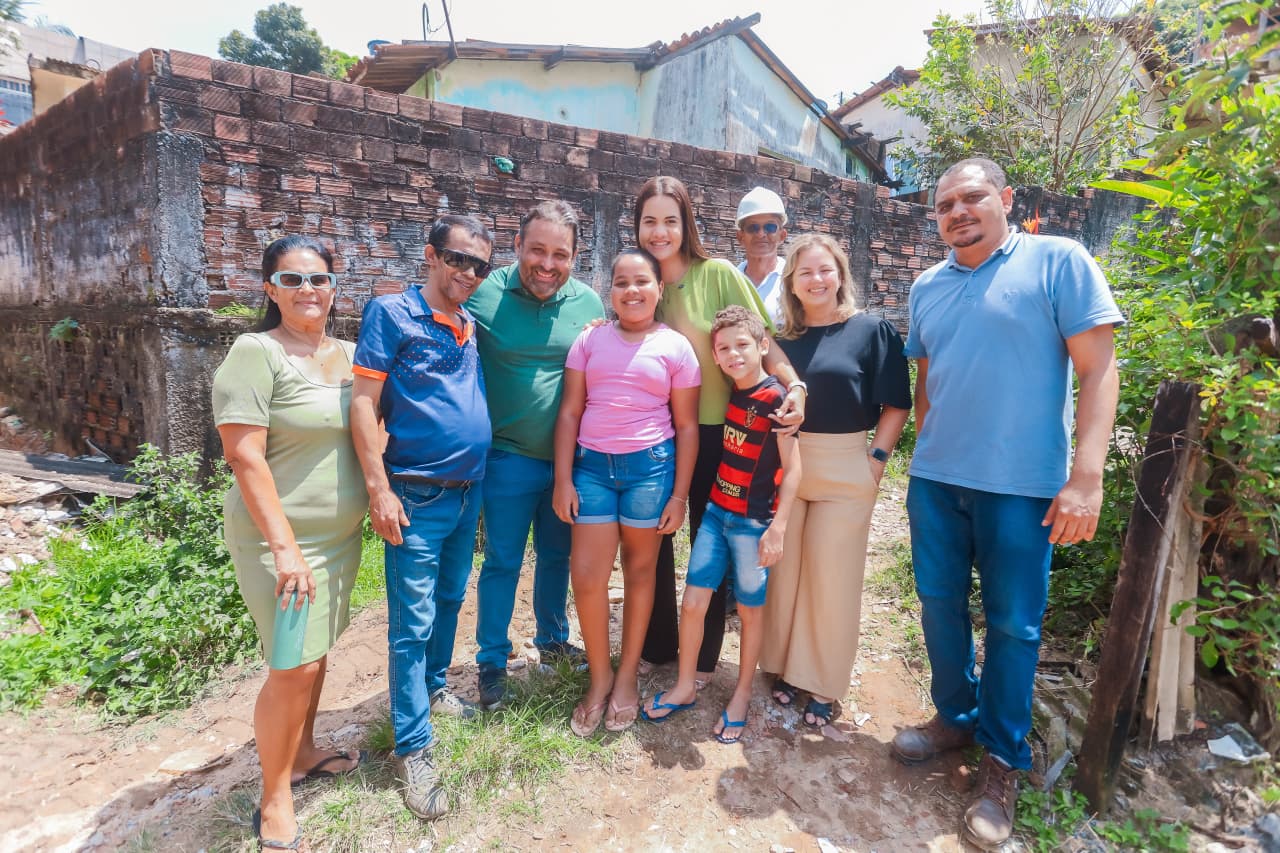 Prefeitura inicia pavimentação e drenagem na Rua Leblon, em Águas Compridas. Prefeita Mirella Almeida acompanhou a vistoria das obras