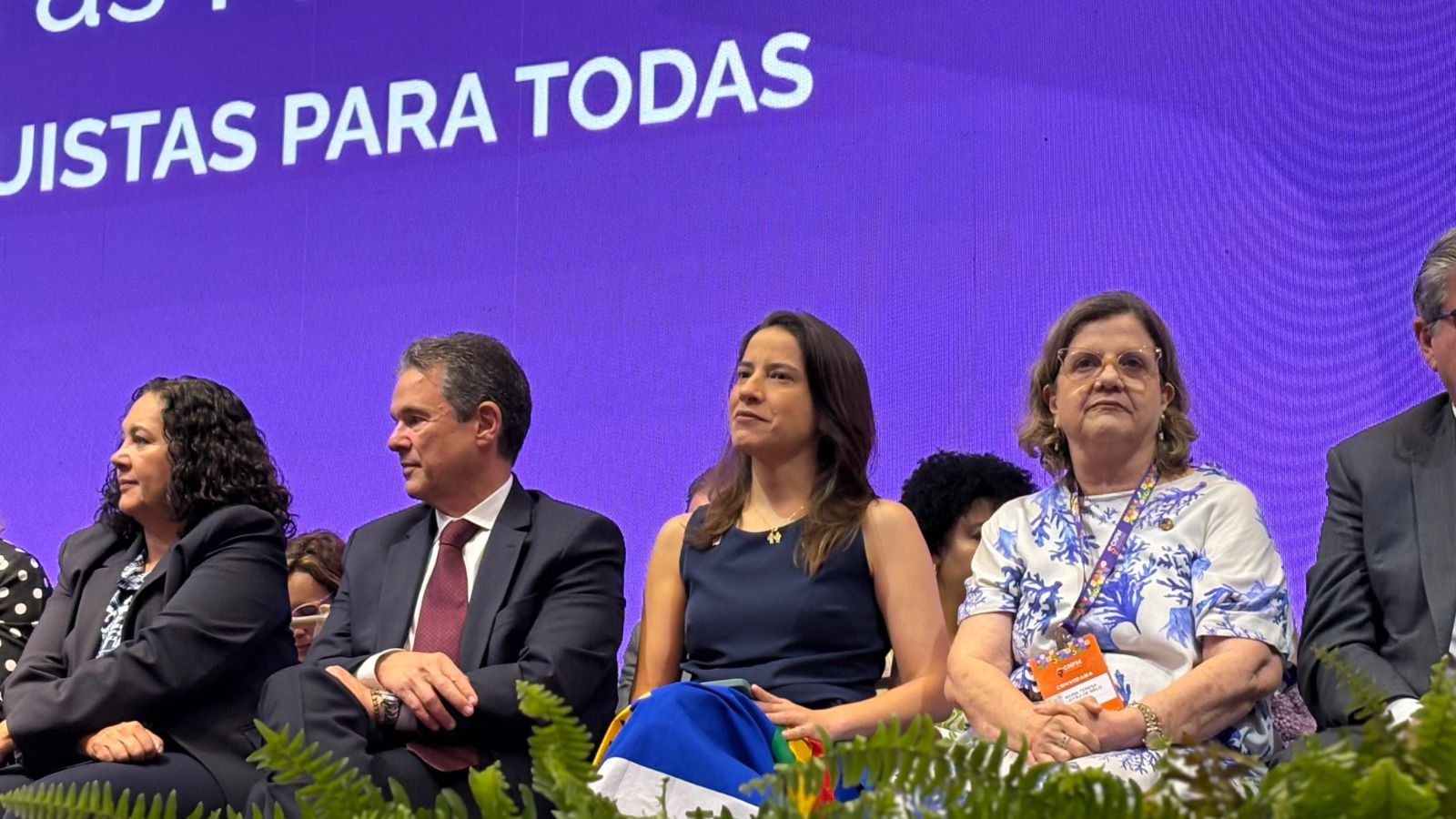 Raquel Lyra lidera delegação de Pernambuco na 5ª Conferência Nacional de Políticas para as Mulheres, em Brasília, com 109 delegadas eleitas.