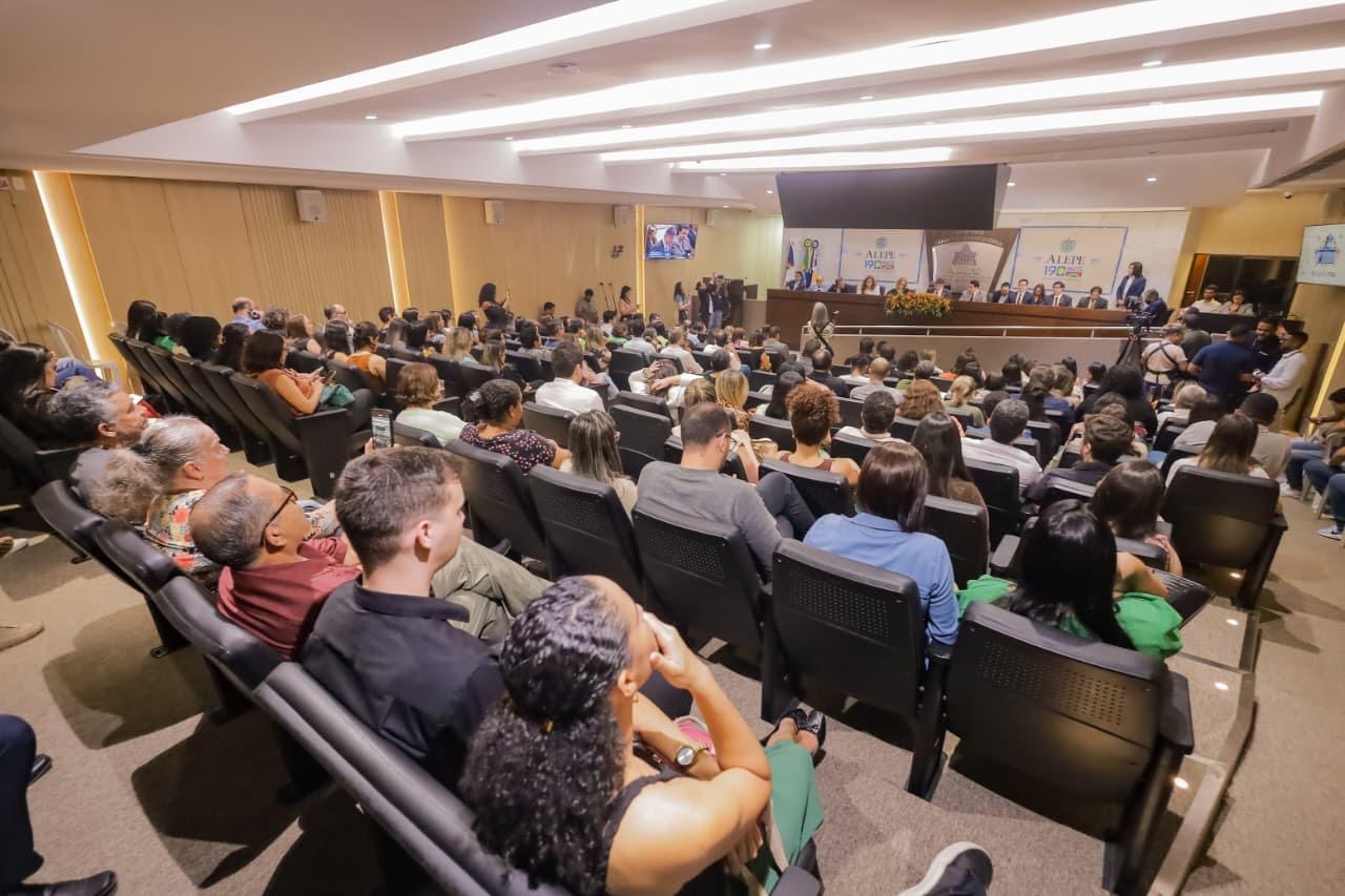 Sileno Guedes e Rodrigo Farias apontaram falhas estruturais e denunciaram omissão do governo em audiência da Comissão de Saúde da Alepe