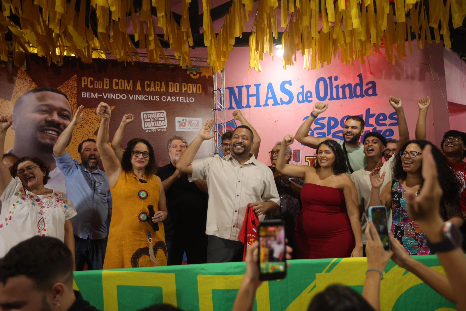 Vinicius Castello oficializou filiação ao PCdoB em Olinda com apoio de Luciana Santos e Renildo Calheiros. Evento marcou pré-candidatura a deputado estadual.