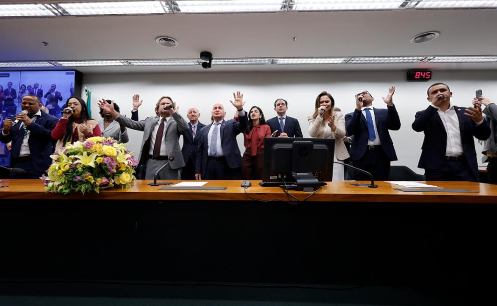 A criação de uma bancada cristã na Câmara dos Deputados evidencia uma mistura entre a política e a fé cristã, o que confronta o Estado laico