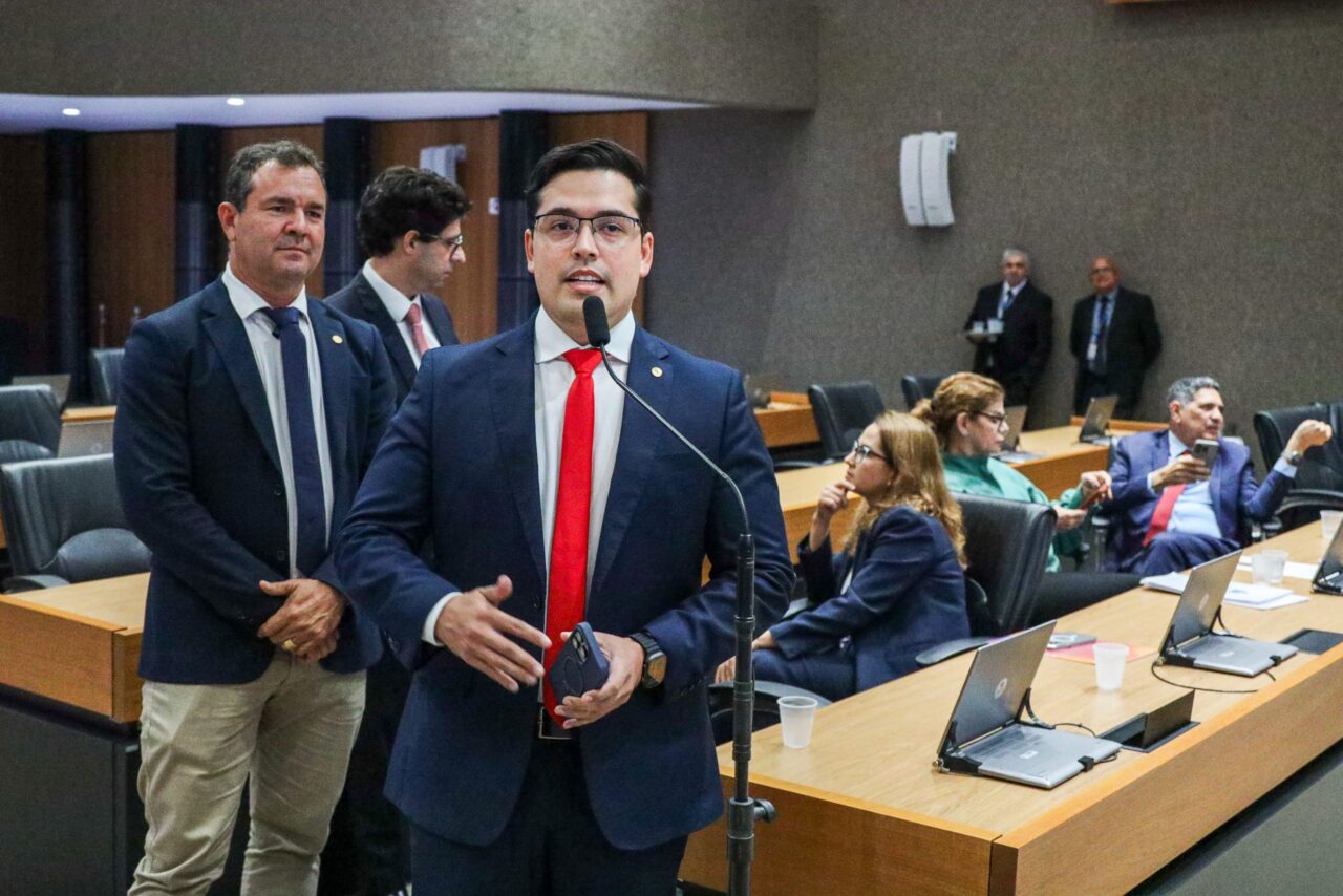 Bancada de oposição fez fila no microfone de apartes, no que parece ser a nova estratégia de ataque ao governo Foto Jarbas Araújo Alepe