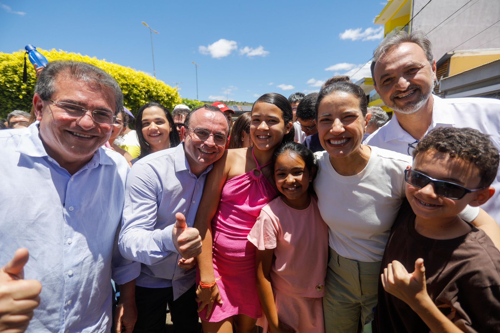 Com investimento estadual na educação, município recebeu novo ônibus escolar e convênio para modernização do mobiliário da rede municipal.