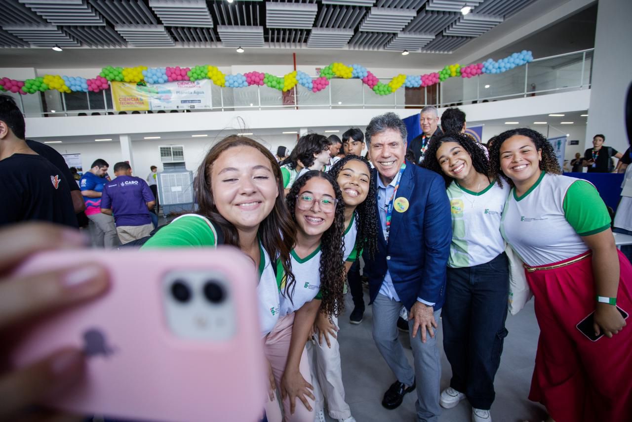 Convênio assinado pelo prefeito Lula Cabral permitirá que 40 estudantes da rede municipal do Cabo de Santo Agostinho atuem em projetos tecnológicos no Parqtel