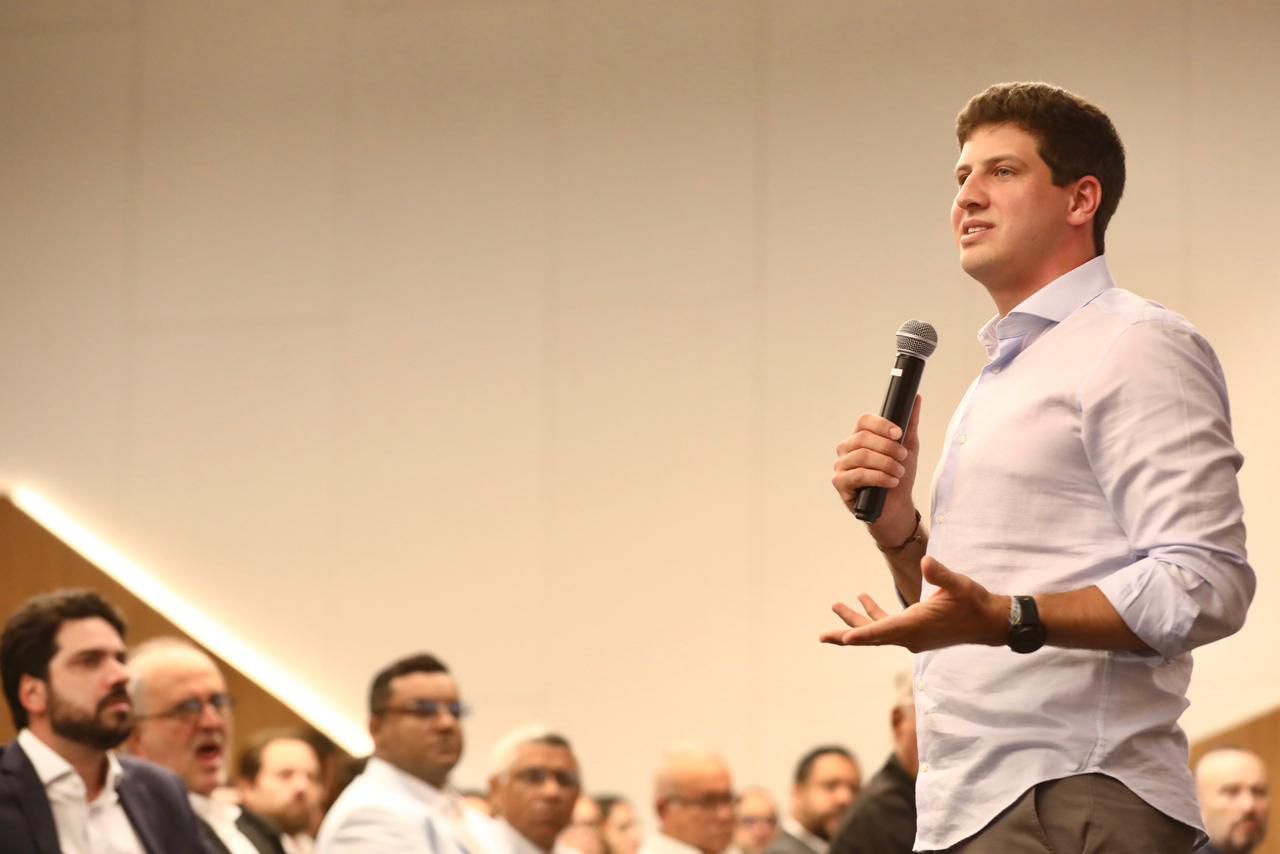 Durante palestra no Pernambuco em Perspectiva, o prefeito João Campos defendeu a integração da Região Metropolitana e destacou ações do Recife